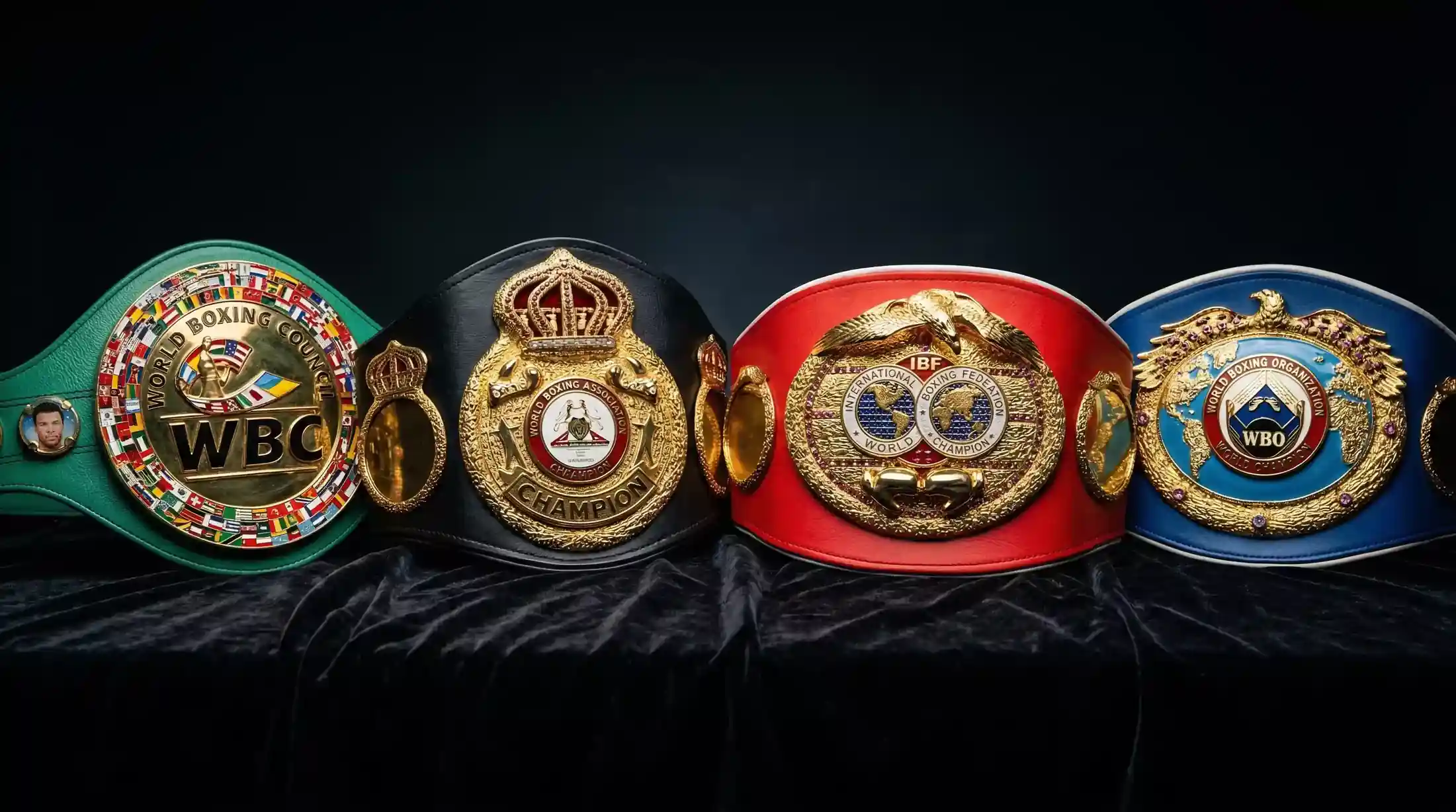 Vier Boxweltmeistergürtel WBC WBA IBF WBO nebeneinander